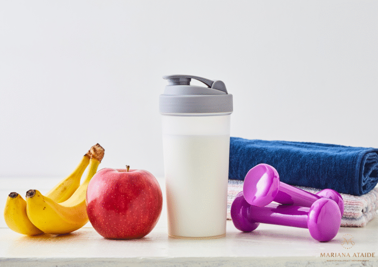 Plano de emagrecimento saudável com shake proteico, maçã e peso de academia sem necessidade de caneta para emagrecer